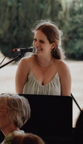 2026-07: Hochzeit von Eva & Luca im Schloss Saareck Sektempfang mit Saxophonist Olaf Theis