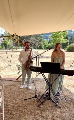 2026-07: Hochzeit von Eva & Luca im Schloss Saareck Sektempfang mit Saxophonist Olaf Theis